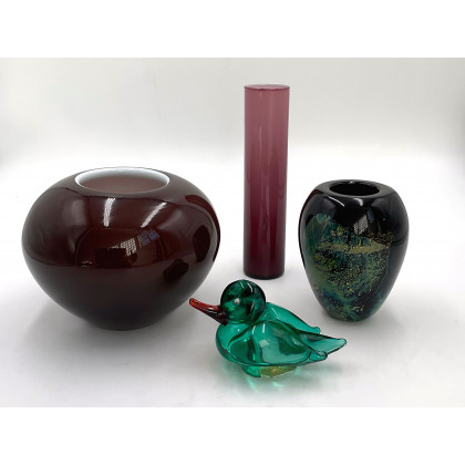 Lotto di tre vasi in vetro di Murano con anse trasparenti e orlo  mistilineo. Manifattura di Murano, XX secolo - Auction Christmas Auction:  Importanti dipinti antichi e del XIX secolo, Arredi e